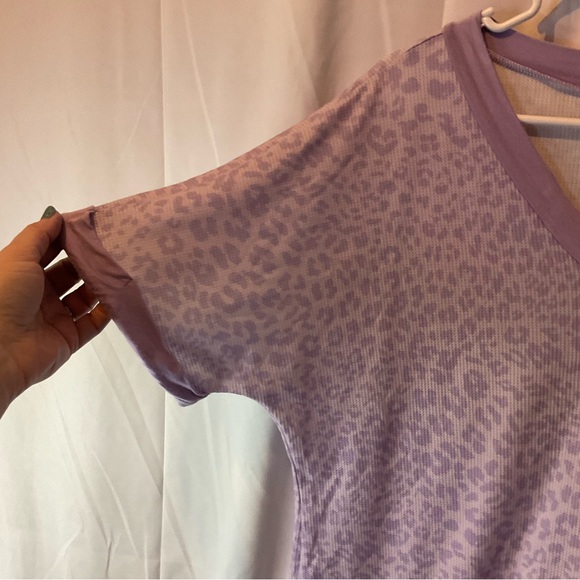 Heimish Women’s Short Sleeve V-Neck Lilac Leopard Print Size Large - Picture 4 of 14